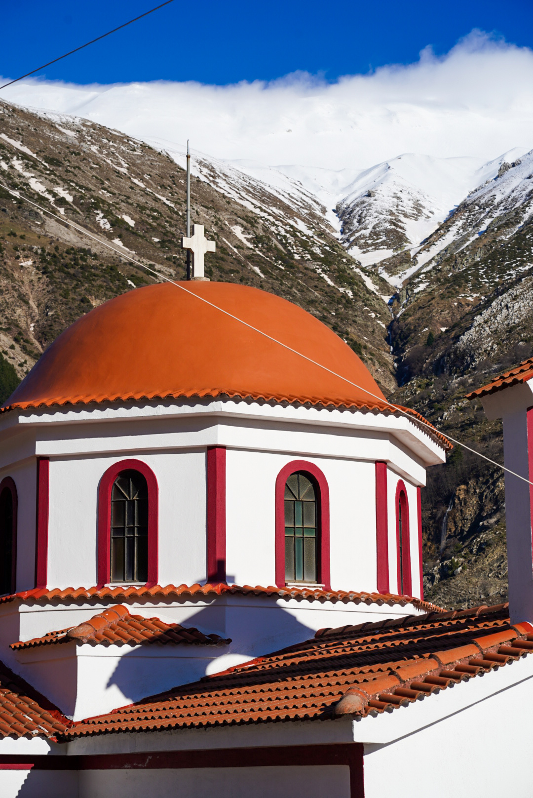 Eglise de village, tzoumerka — secteur theodoriana, lors d’une itinérance à ski en Grèce.